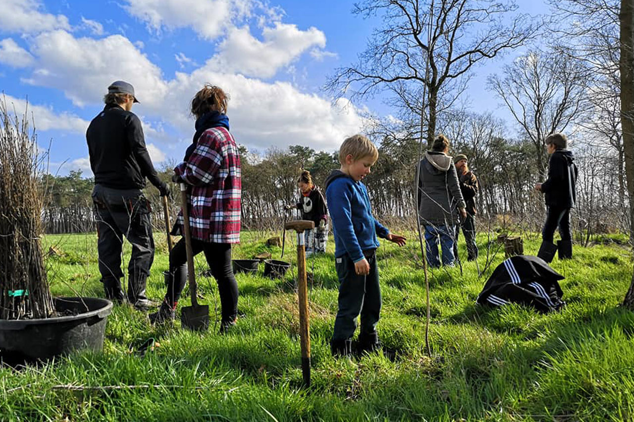 bomen planten met jongeren en kinderen